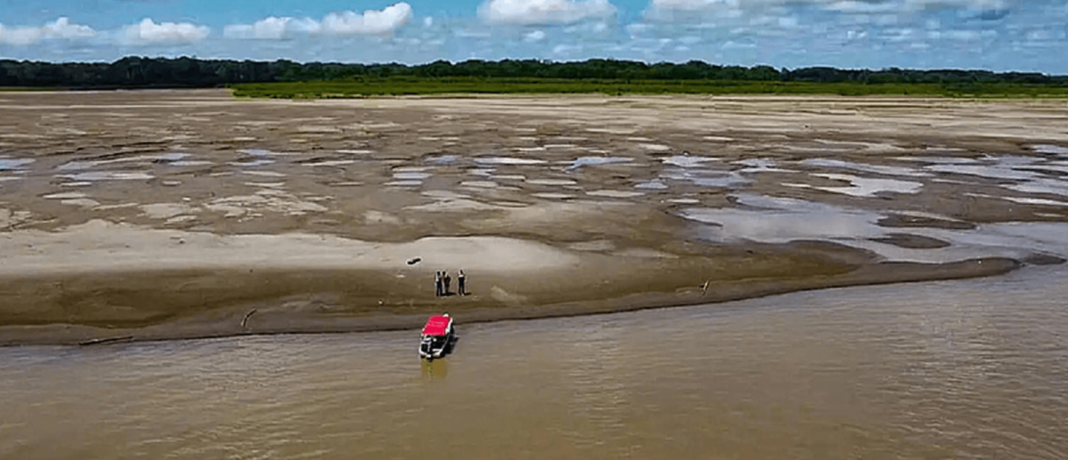 Seca severa no Rio Negro antecipa fim do ano letivo em escolas ribeirinhas no Amazonas